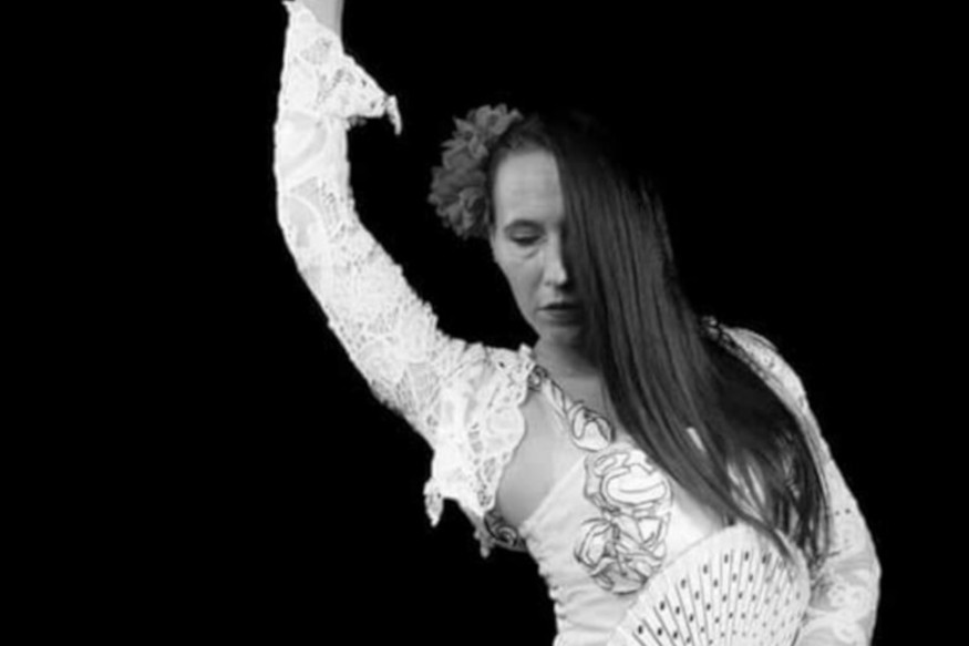 Danseuse du groupe, par sa danse elle représente la sensualité, et, par son charme et sa grâce, elle envoûte son public.