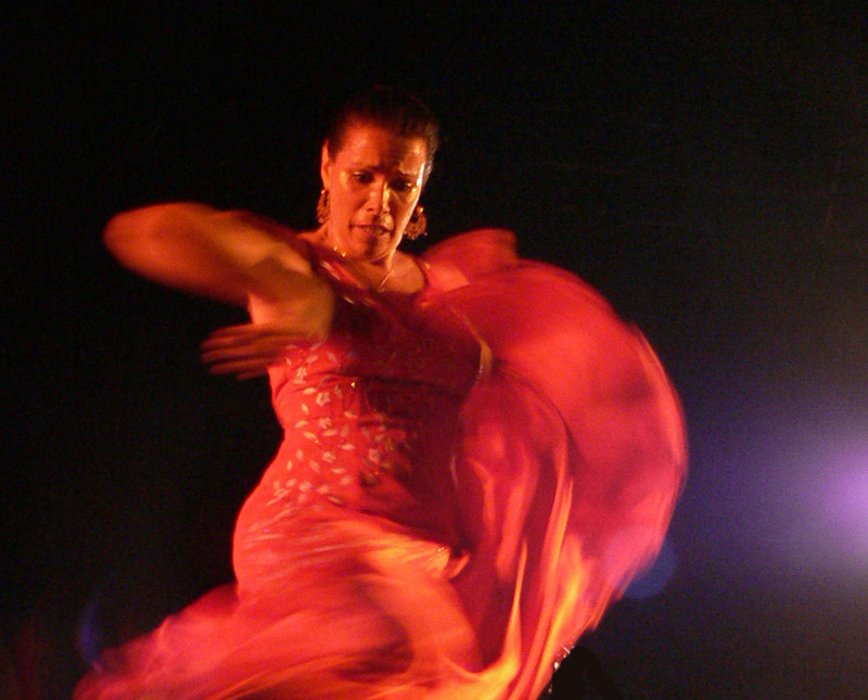 Danseuse du groupe, par sa danse elle représente la sensualité et par son charme elle envoûte son public.