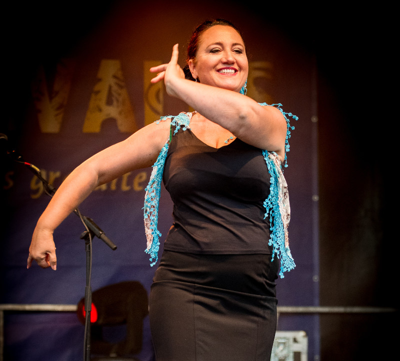  Danseuse du groupe, par sa façon de danser elle envoûte son public. Elle amène le caractère et la chaleur andalouse à la formation.