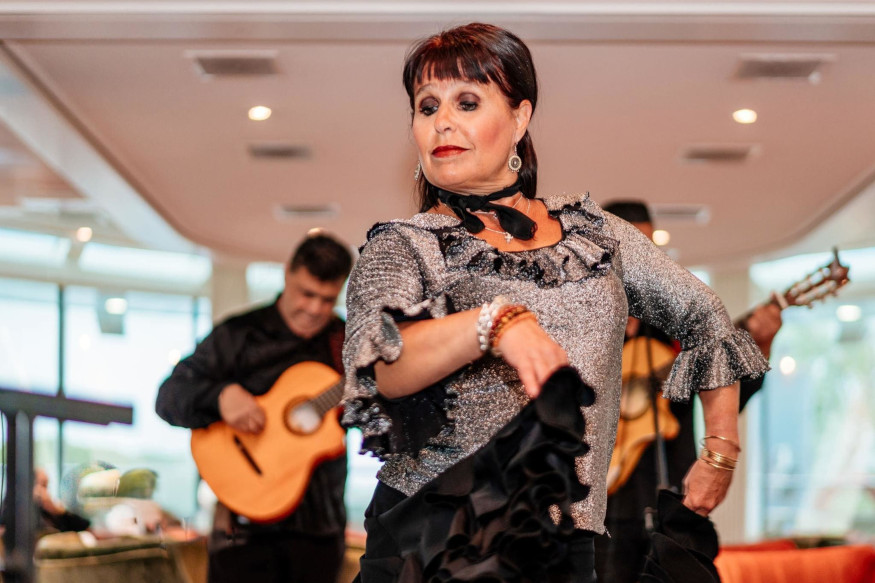 Par sa danse, elle représente la sensualité. Par son charme elle envoûte son public. Elle représente la joie, la fête de la vie gitane.