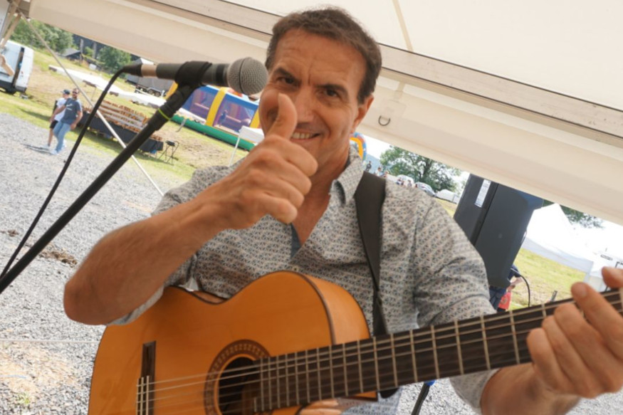 Chanteur-guitariste au talent exceptionnel qui a grandi dans le respect des traditions gitanes, par son style, ses compositions et la sensibilité de ses interprétations, il nous offre un grand plaisir d’écoute au travers de sa musique, nous transmet son amour pour la Camargue avec authenticité.