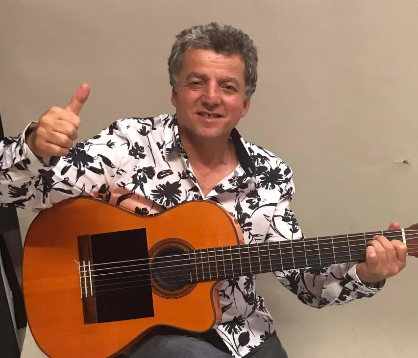 Chanteur-guitariste petit fils du Grand MANITAS DE PLATA , il a fait le tour du monde avec son grand -père sur les plus belles scènes.