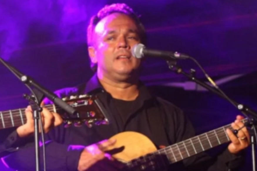 Chanteur et guitariste ex membre du groupe Chico &The Gypises ». Il s’est produit dans un grand nombre de concerts internationaux, il a fait de nombreuses télévisions. Il donne une note sensible par  sa voix exceptionnelle.