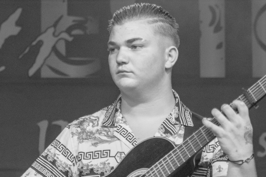 Guitariste soliste  il a grandi dans le respect des traditions gitanes, par son style, sa sensibilité de ses interprétations, il nous offre un grand plaisir d’écoute au travers de sa musique.