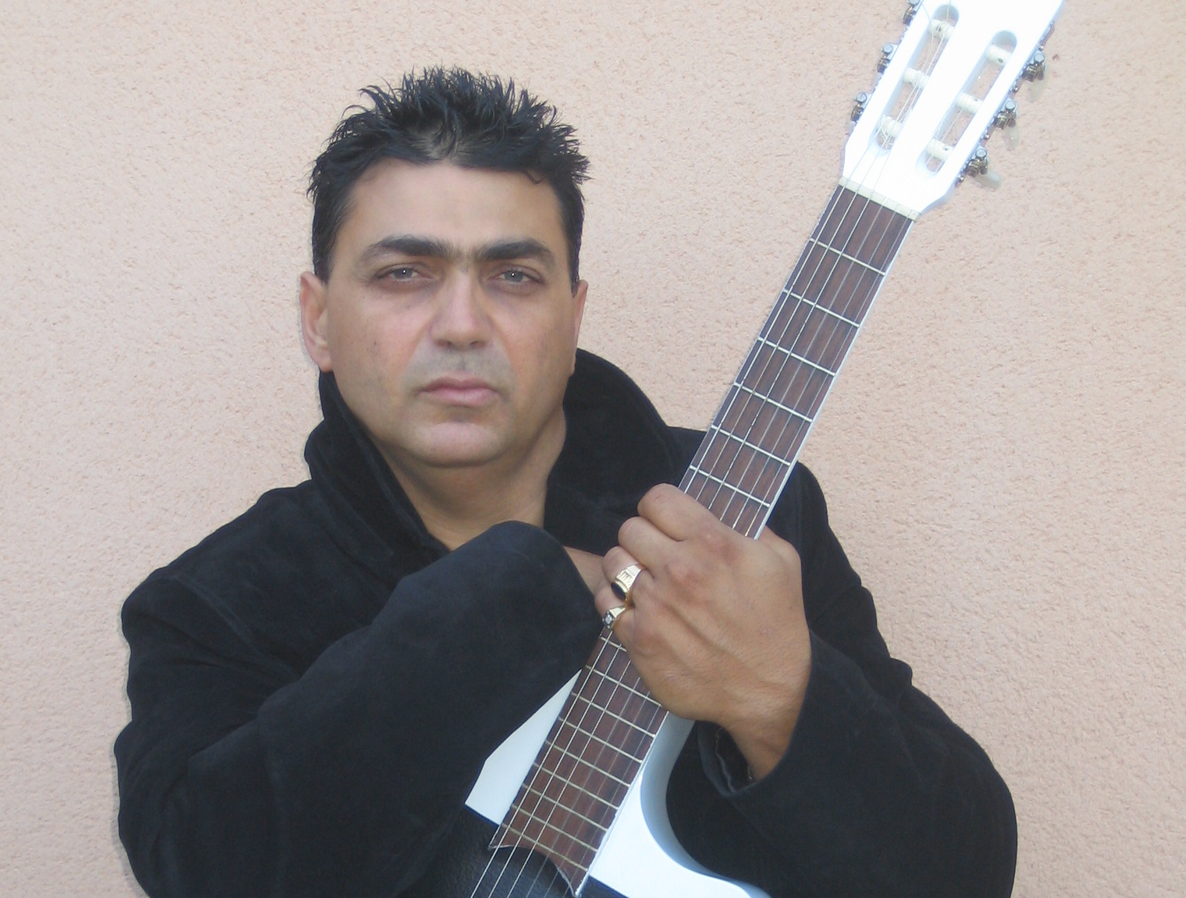 Leader vocal et soliste, gitan Catalan né à Montpellier, neveu de Manitas de Plata et cousin germain de Tonino Baliardo des GIPSY KINGS. Il s’est produit dans un grand nombre de concerts internationaux, il a fait de nombreuses télévisions. Chanteur, Guitariste et soliste leader du groupe, il donne une note sensible par son touché et sa voix.