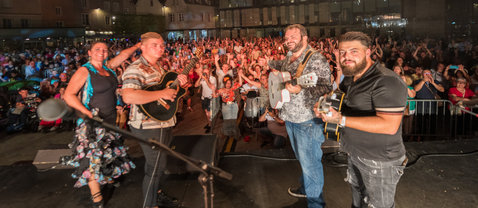 Scène du groupe avec le public derrière